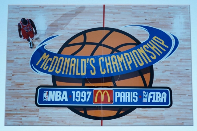 Michael Jordan sul parquet dell'Omnisport di Parigi-Bercy nel McDonald's Championship 1997 (NBA Photos)
